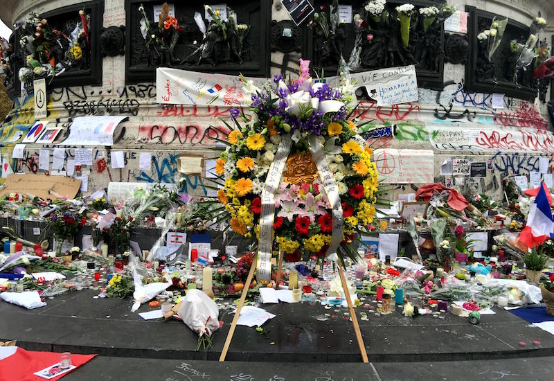 Floral tributes, Bataclan, Paris, Roberto Maldeno